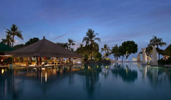 Kul Kul Pool Bar after Sunset