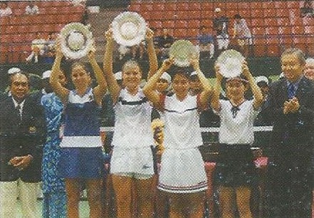 Jelena Kostanić(CRO)/Tina Pisnik(SLO) (left) and Rika Hiraki(JPN)/Yuka Yoshida(JPN)