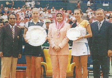 Henrieta Nagyová (SLO) (left) and Iva Majoli(CRO)